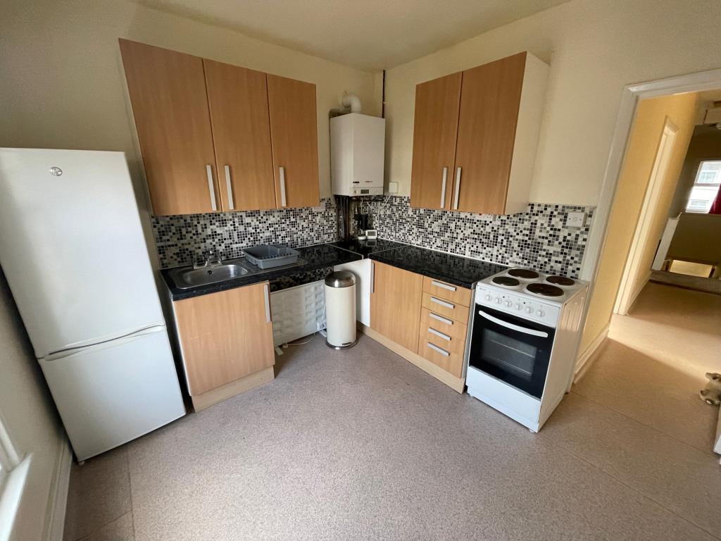 Lot: 106 - FREEHOLD BLOCK OF FOUR RESIDENTIAL FLATS - Flat 19A Kitchen